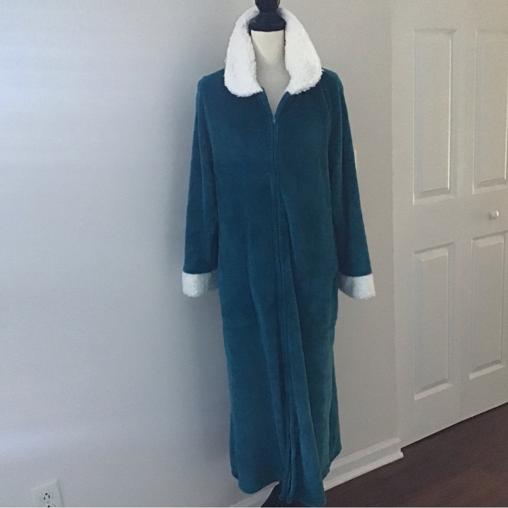 SOFT AND COZY NWOT plushy robe HSN ML